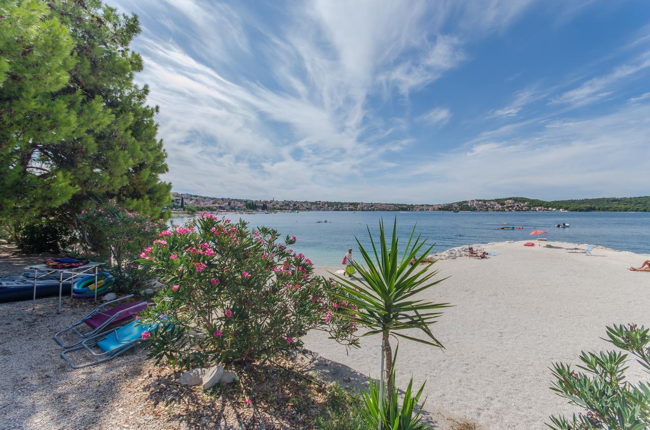 Kamp Rozac Hotel Trogir Exterior photo